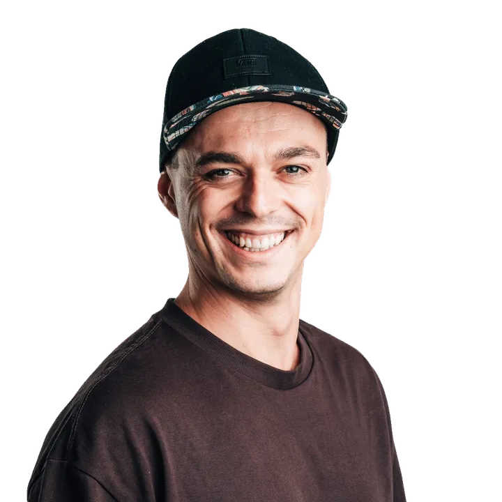 Josef Horňák s úsměvem a černou kšiltovkou